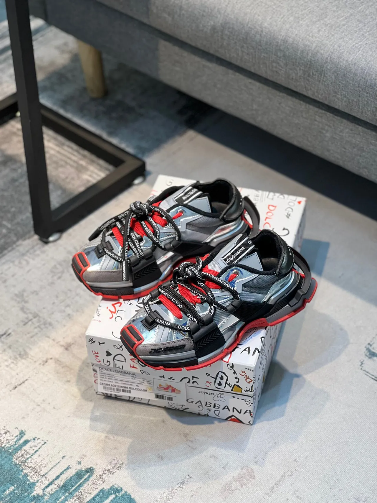 Dolce & Gabbana Supérieur métallique argenté rouge superpositions structurelles noires baskets chunky 8