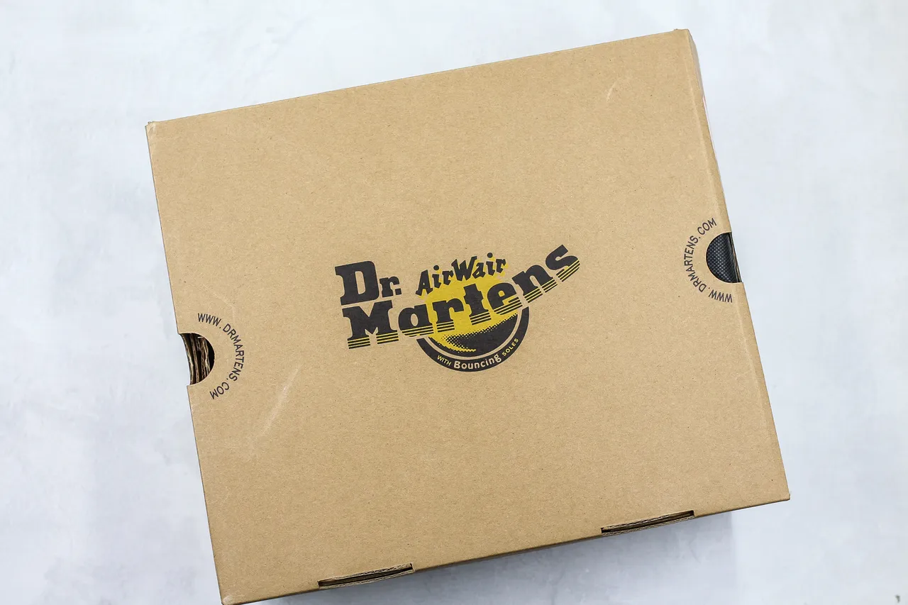 Dr. Martens 1460 পলিশড ব্ল্যাক লেদার হলুদ সেলাই মার্টিন বুট 2