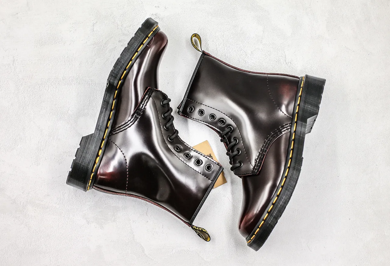 Dr. Martens 1460 পলিশড ব্ল্যাক লেদার হলুদ সেলাই মার্টিন বুট 3
