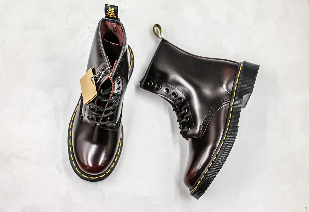 Dr. Martens 1460 পলিশড ব্ল্যাক লেদার হলুদ সেলাই মার্টিন বুট 4