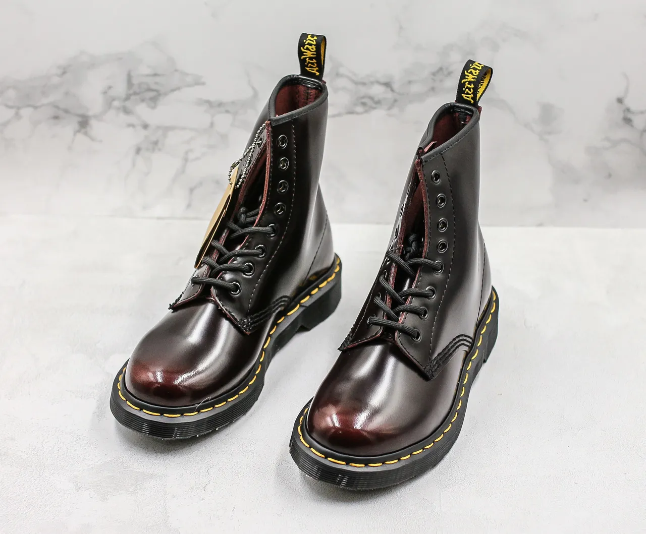 Dr. Martens 1460 পলিশড ব্ল্যাক লেদার হলুদ সেলাই মার্টিন বুট 5