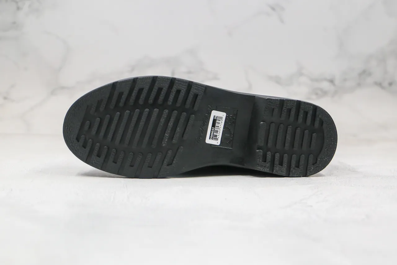 Dr. Martens কালো ও সাদা মসৃণ চামড়ার উপরিভাগে বিপরীত সেলাই মার্টিন জুতা 2