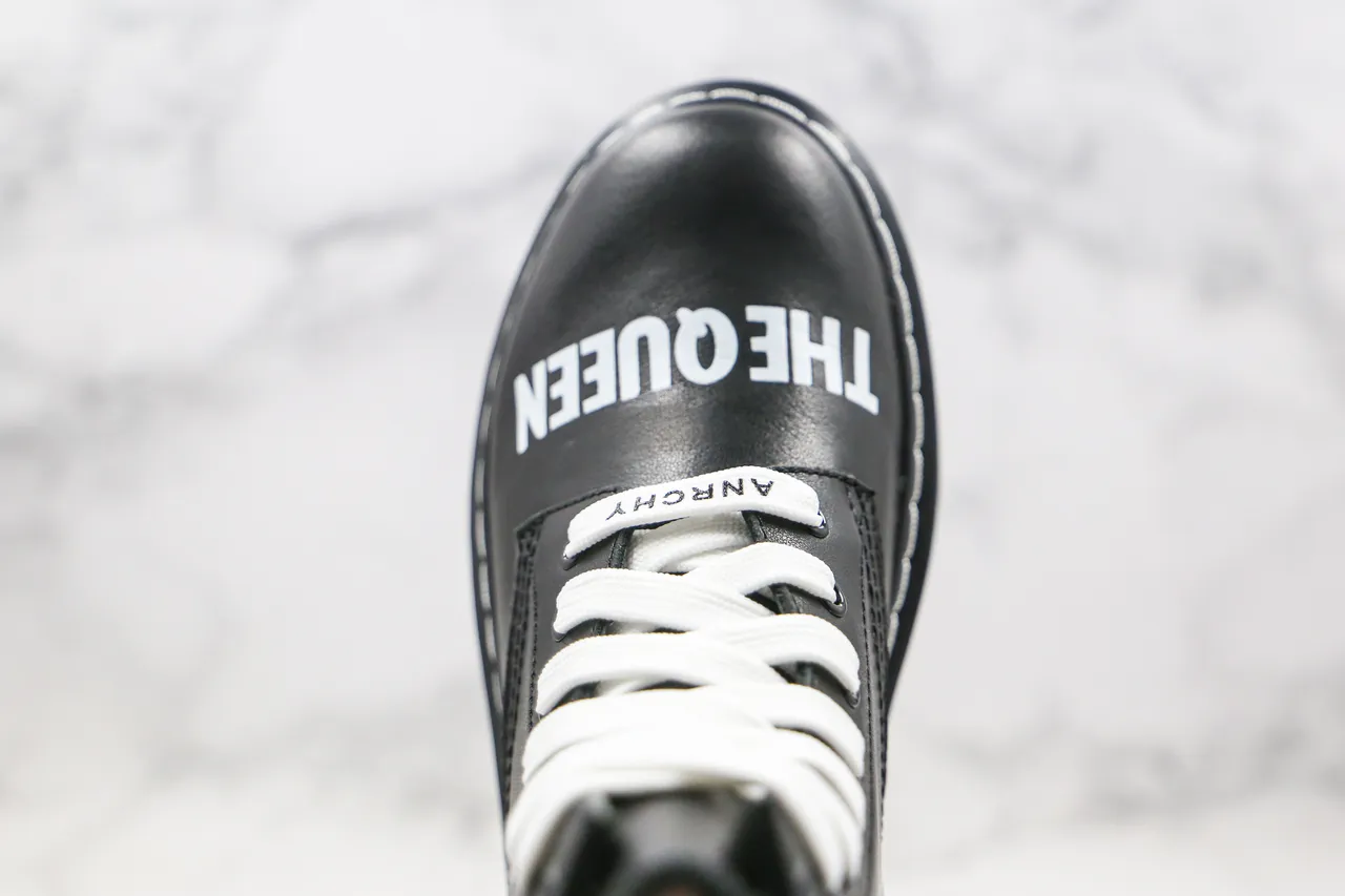 Dr. Martens কালো ও সাদা মসৃণ চামড়ার উপরিভাগে বিপরীত সেলাই মার্টিন জুতা 4