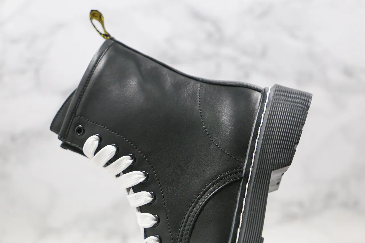 Dr. Martens কালো ও সাদা মসৃণ চামড়ার উপরিভাগে বিপরীত সেলাই মার্টিন জুতা 5