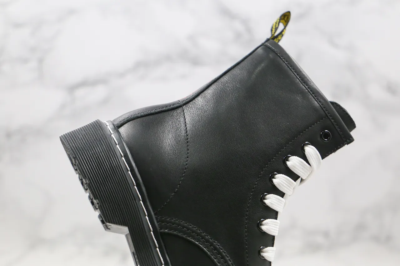 Dr. Martens কালো ও সাদা মসৃণ চামড়ার উপরিভাগে বিপরীত সেলাই মার্টিন জুতা 6