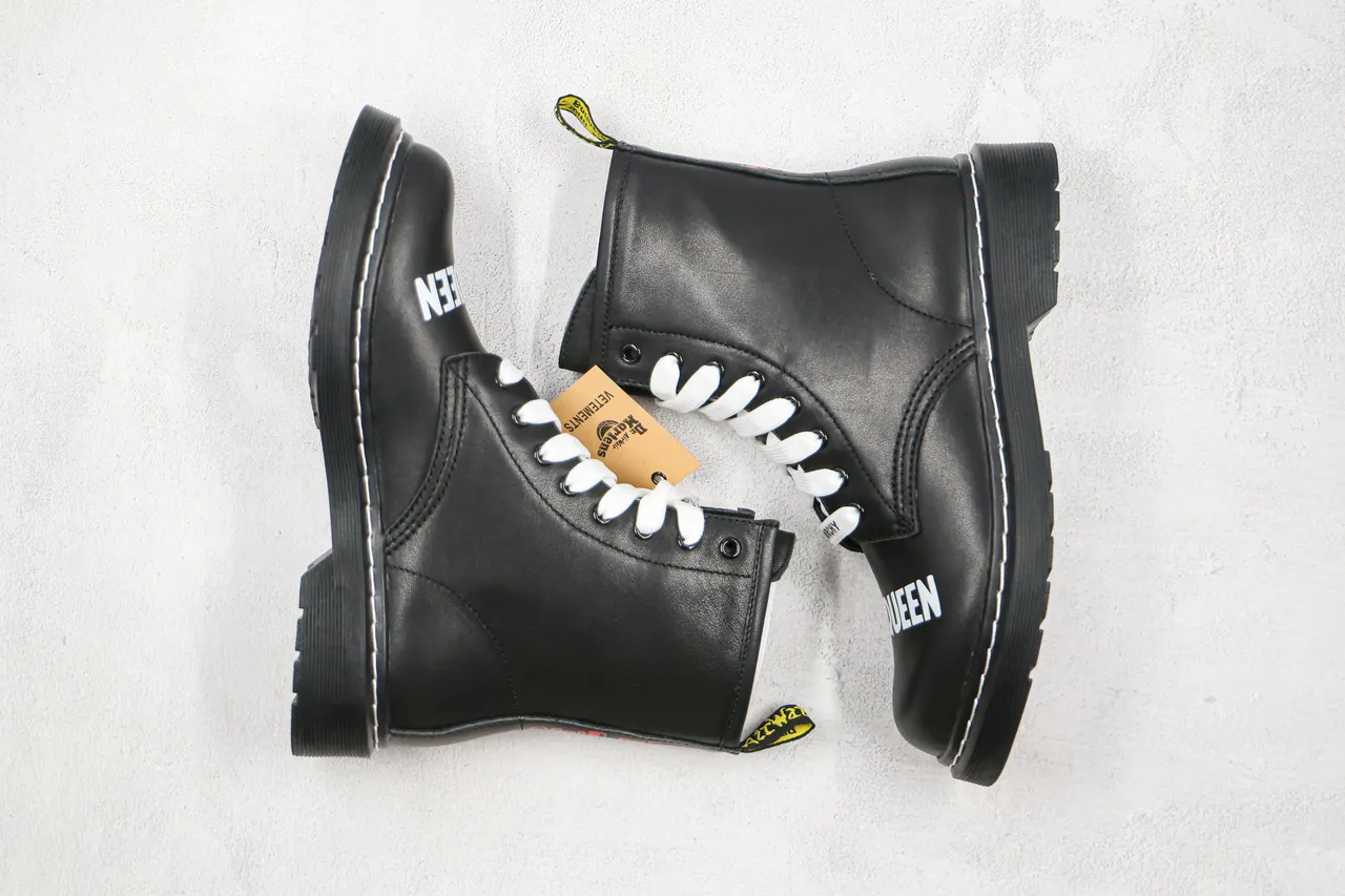 Dr. Martens কালো ও সাদা মসৃণ চামড়ার উপরিভাগে বিপরীত সেলাই মার্টিন জুতা 7
