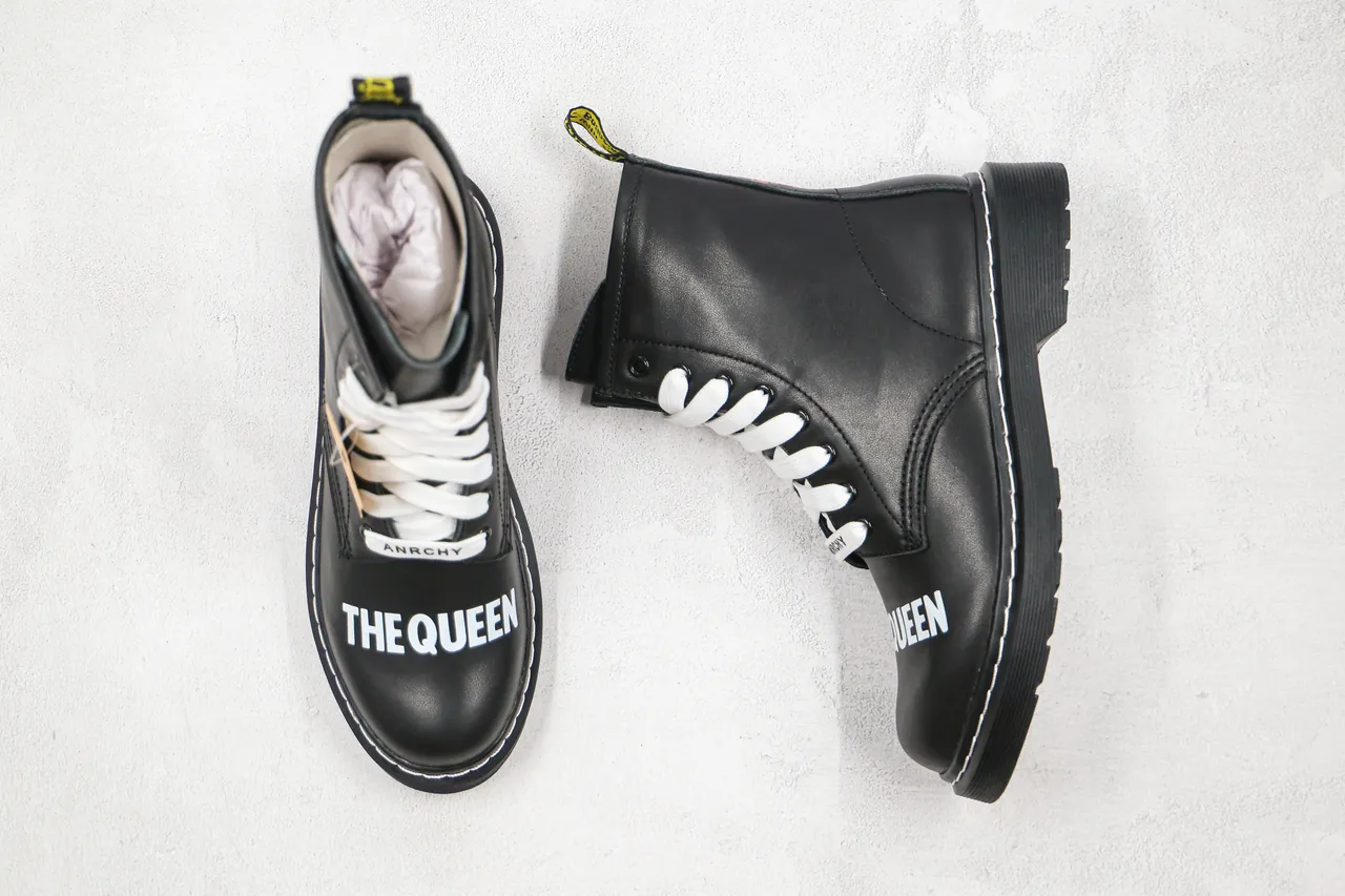 Dr. Martens কালো ও সাদা মসৃণ চামড়ার উপরিভাগে বিপরীত সেলাই মার্টিন জুতা 8