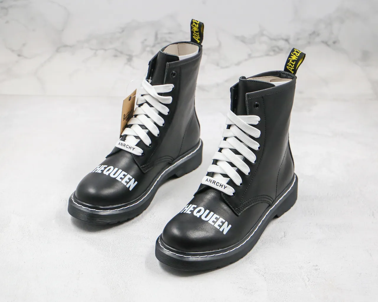 Dr. Martens কালো ও সাদা মসৃণ চামড়ার উপরিভাগে বিপরীত সেলাই মার্টিন জুতা 9