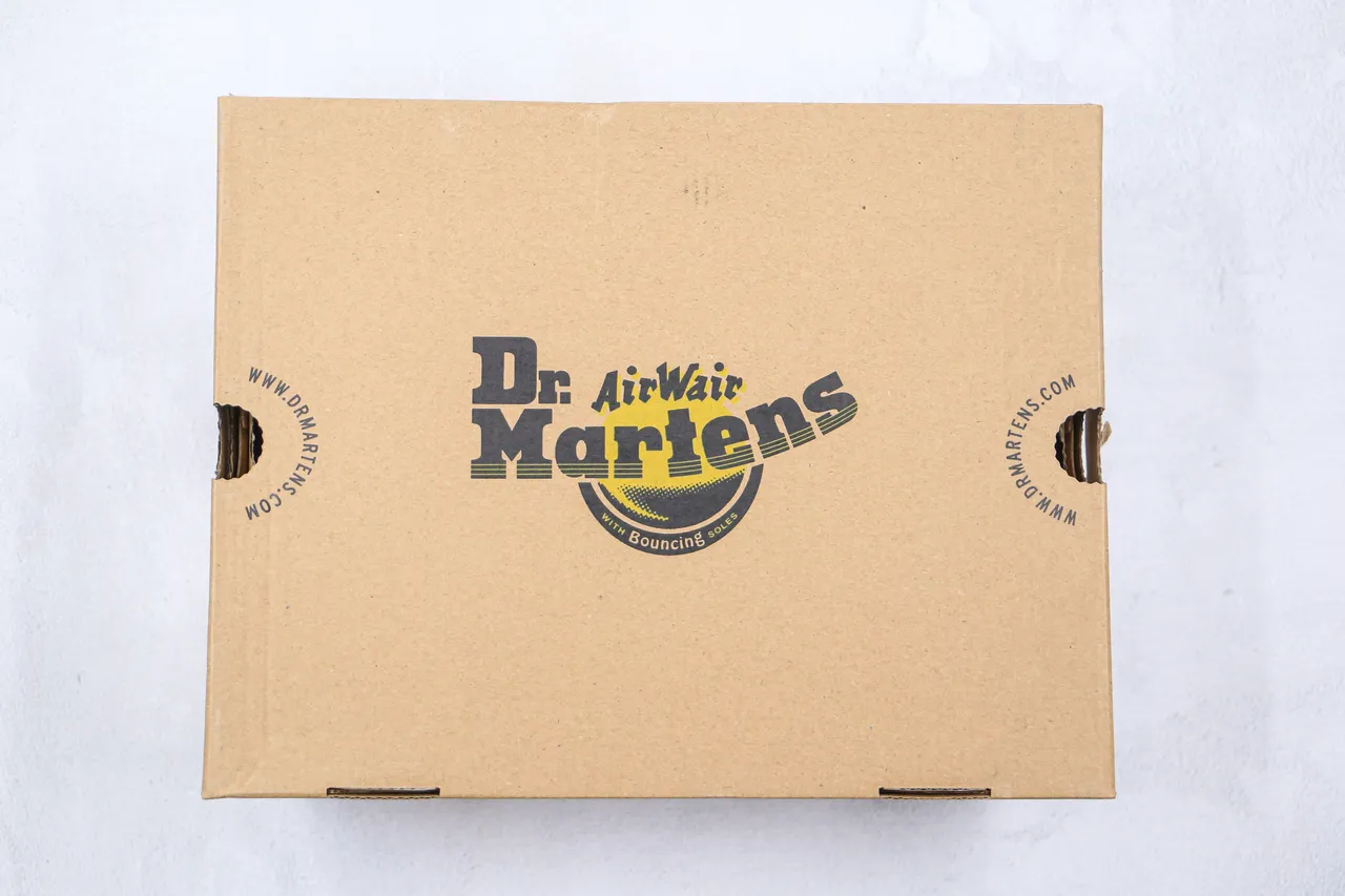 Dr. Martens কালো ও সাদা মসৃণ চামড়ার উপরিভাগে বিপরীত সেলাই মার্টিন জুতা 10