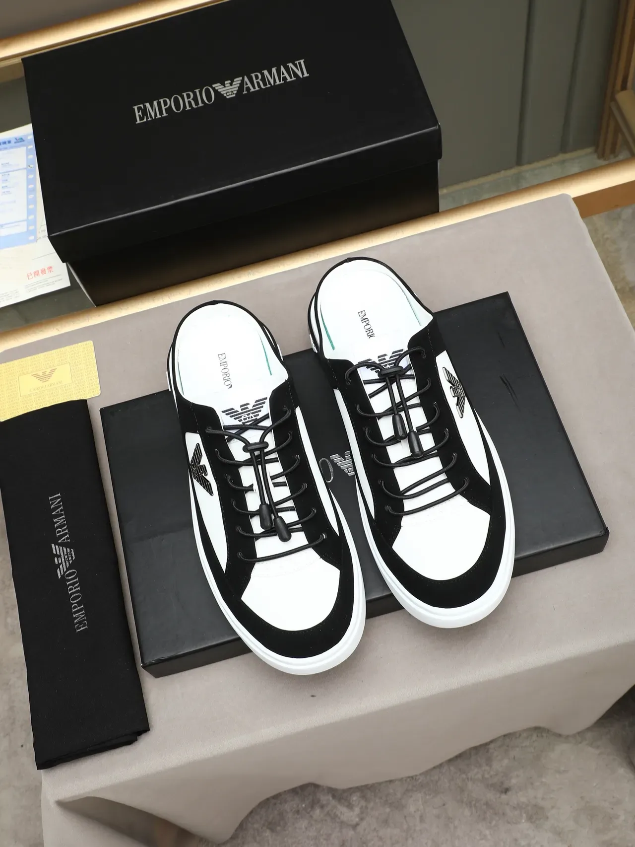 Emporio Armani أسود وأبيض مفتوح الكعب مول أحذية رياضية أسلوب حياة 3