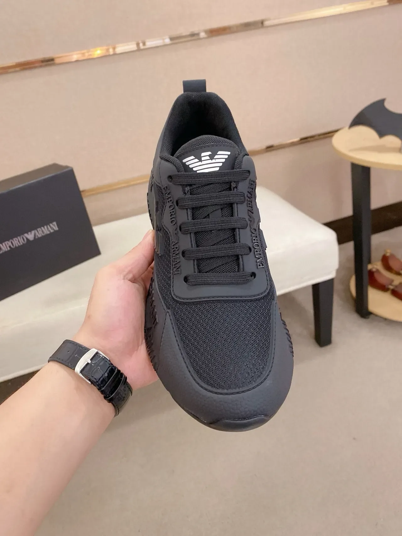 Emporio Armani Sneakers Lifestyle Noir Monochrome avec Branding Embossé 2