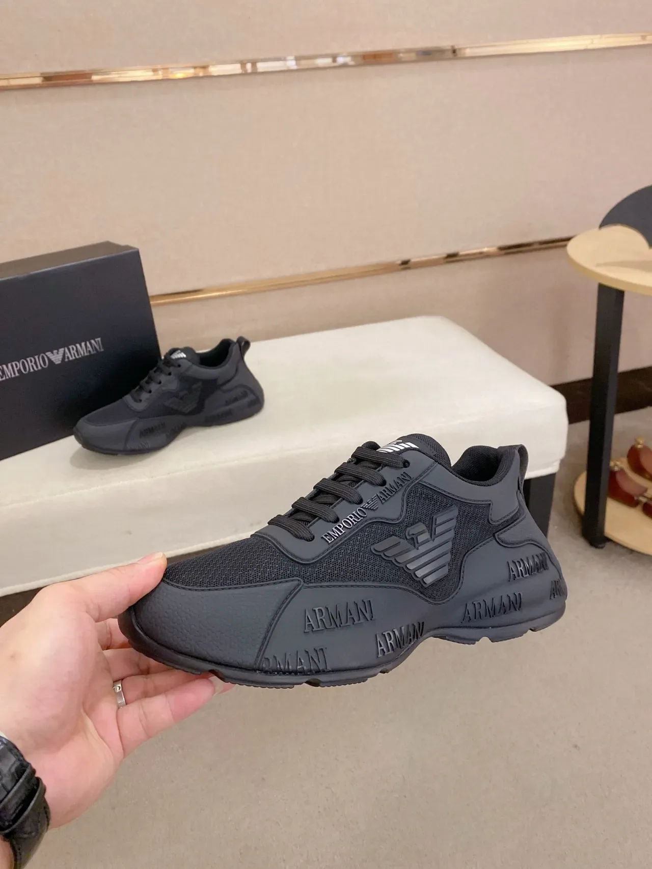Emporio Armani Sneakers Lifestyle Noir Monochrome avec Branding Embossé 3