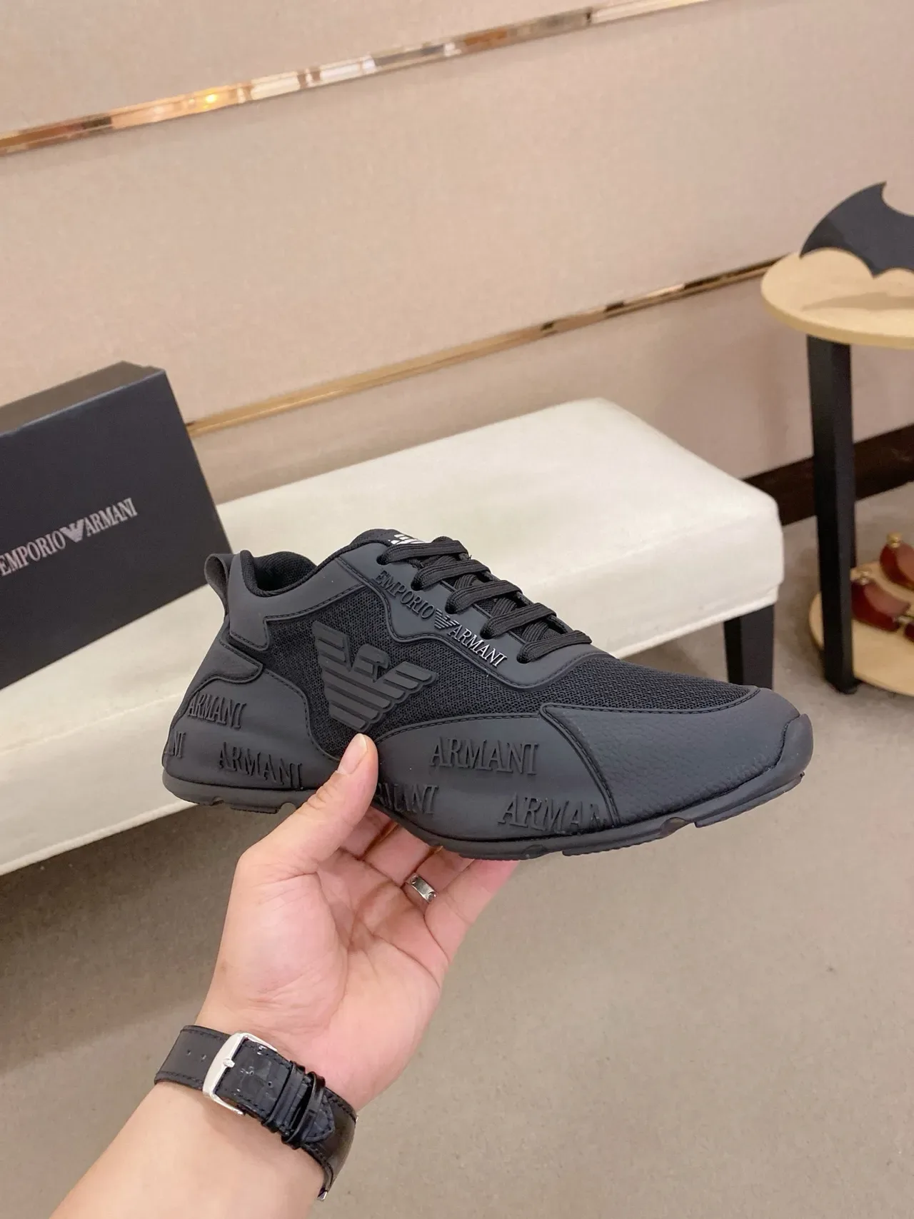 Emporio Armani Sneakers Lifestyle Noir Monochrome avec Branding Embossé 4
