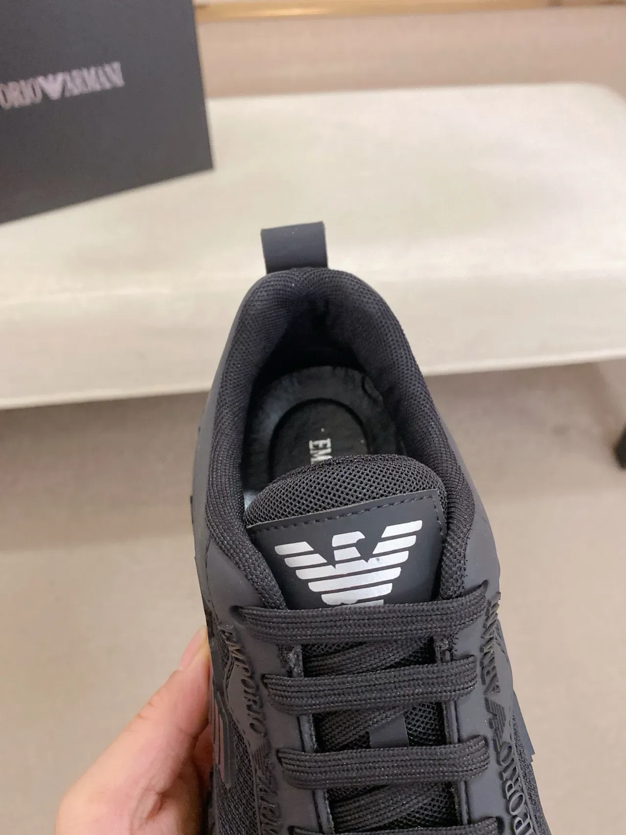 Emporio Armani Sneakers Lifestyle Noir Monochrome avec Branding Embossé 6