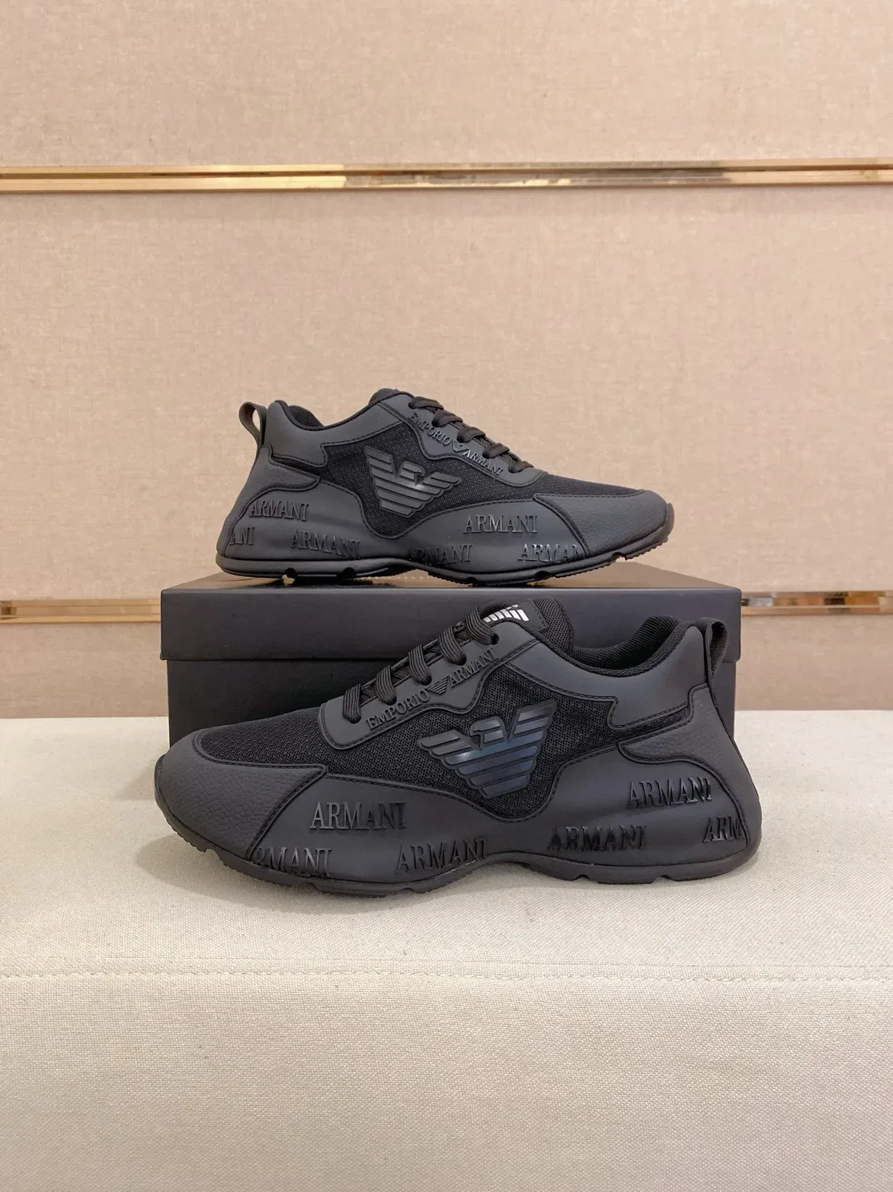 Emporio Armani Sneakers Lifestyle Noir Monochrome avec Branding Embossé 7