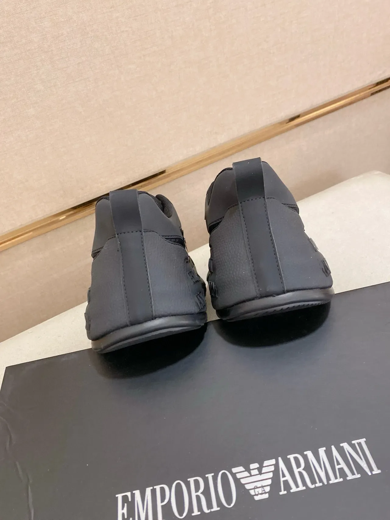 Emporio Armani Sneakers Lifestyle Noir Monochrome avec Branding Embossé 8