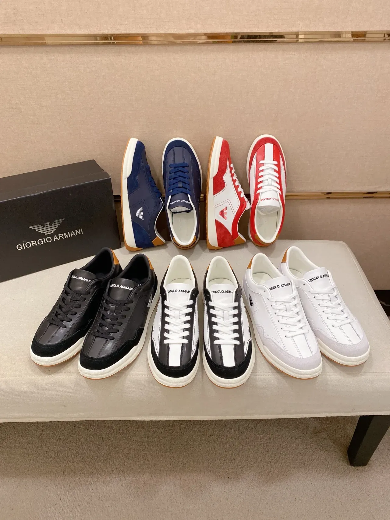 Emporio Armani Sneakers Lifestyle Noir et Blanc Cuir Daim Panél Détail Logo Aigle 2