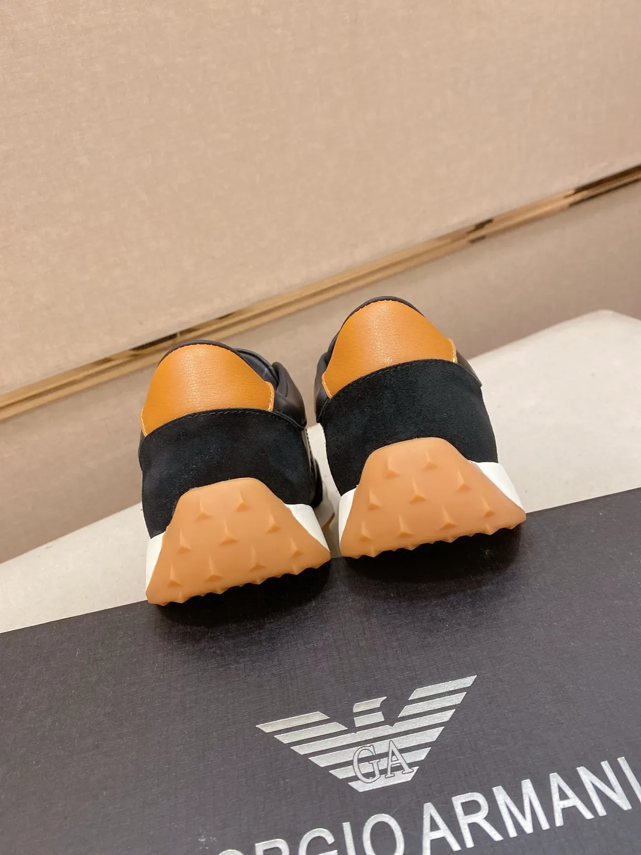 Emporio Armani Sneakers Lifestyle Noir et Blanc Cuir Daim Panél Détail Logo Aigle 4