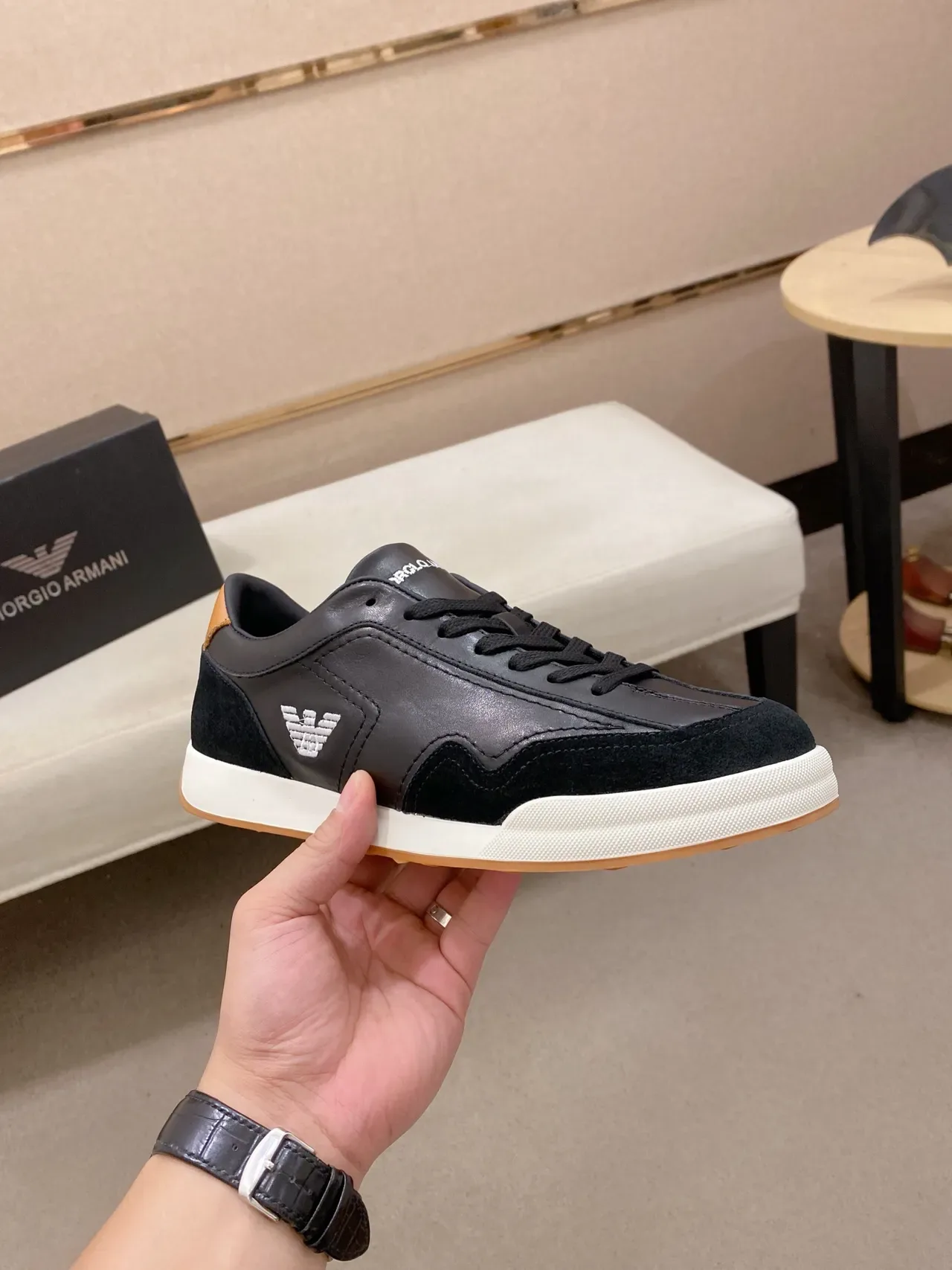 Emporio Armani Sneakers Lifestyle Noir et Blanc Cuir Daim Panél Détail Logo Aigle 5