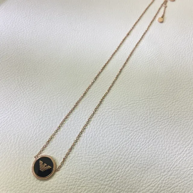 Emporio Armani Collar Águila Logo Esmalte Negro Cadena Oro 4
