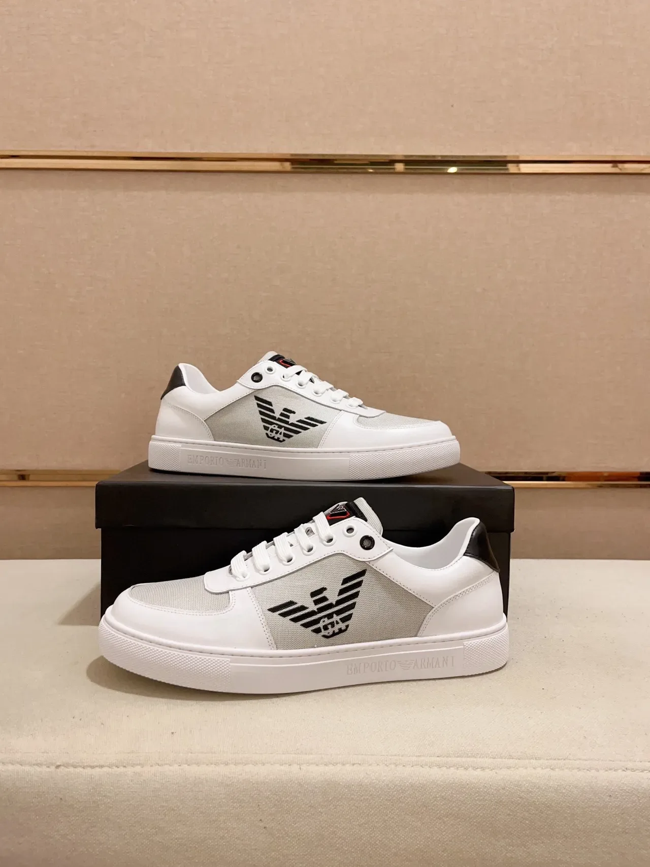 Emporio Armani Sneakers Lifestyle Blanc et Noir Low-Top avec Upper en Matière Mixte 4