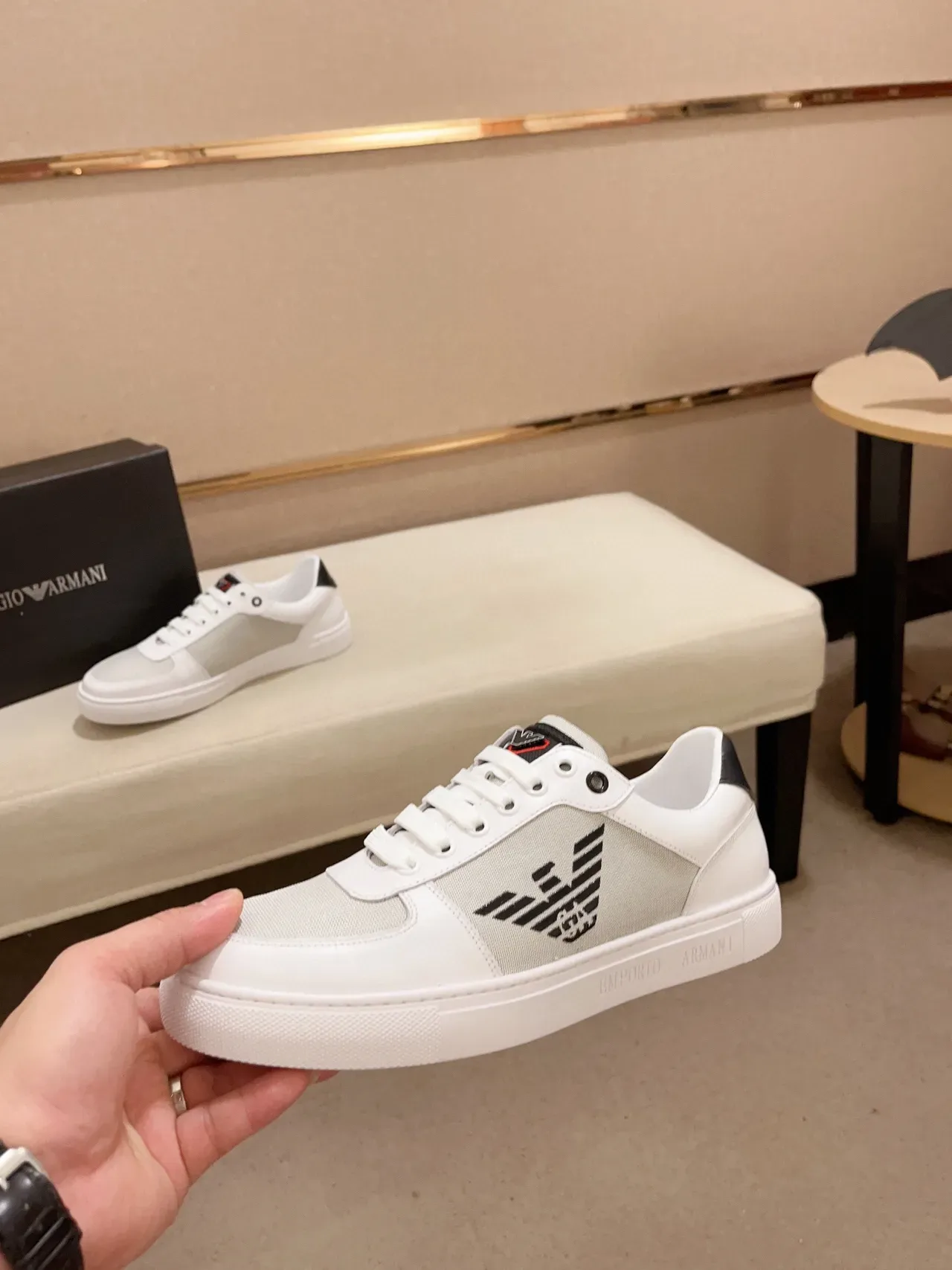 Emporio Armani Sneakers Lifestyle Blanc et Noir Low-Top avec Upper en Matière Mixte 8