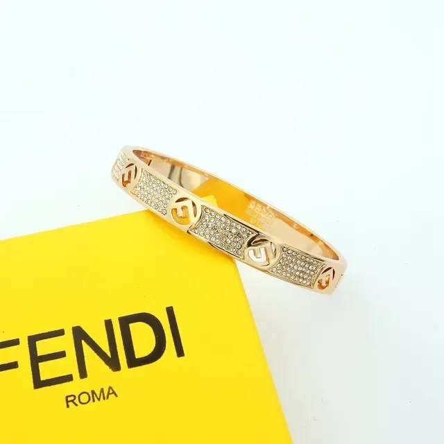 फेंडी F Is Fendi गोल्ड टोन पावे क्रिस्टल डबल-एफ लोगो कफ ब्रेसलेट 3
