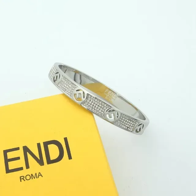 फेंडी F Is Fendi गोल्ड टोन पावे क्रिस्टल डबल-एफ लोगो कफ ब्रेसलेट 4