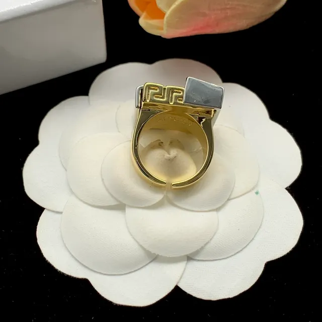 Fendi FF 水晶方形耳环 4