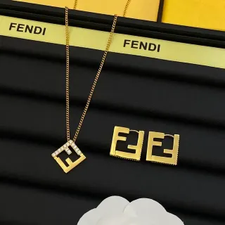 قلادة Fendi FF Logo ذهبي مع بلورات Pavé مربعة