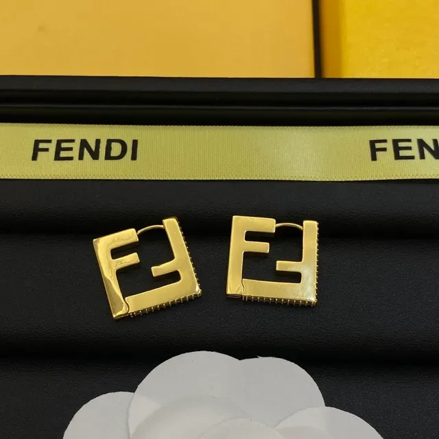 Fendi FF Logo সোনালি পেভ ক্রিস্টাল বর্গাকার পেন্ডেন্ট নেকলেস 2