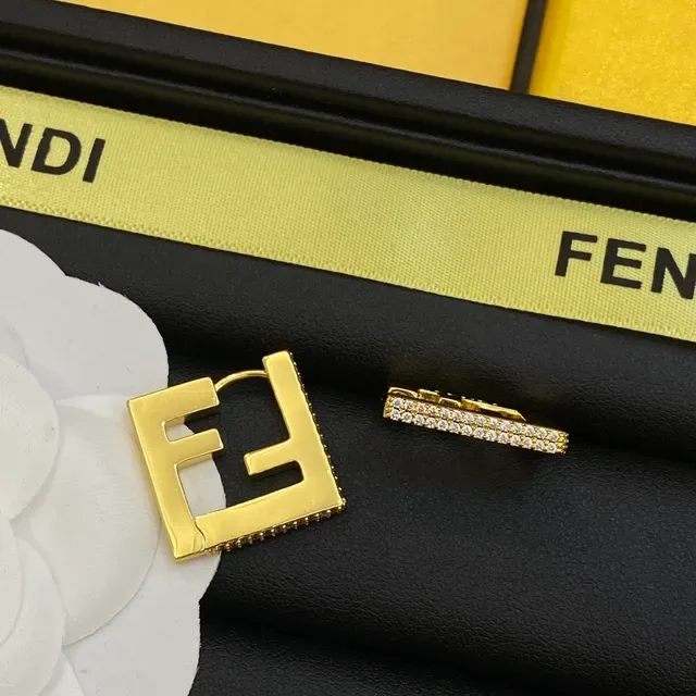 Fendi FF Logo সোনালি পেভ ক্রিস্টাল বর্গাকার পেন্ডেন্ট নেকলেস 3