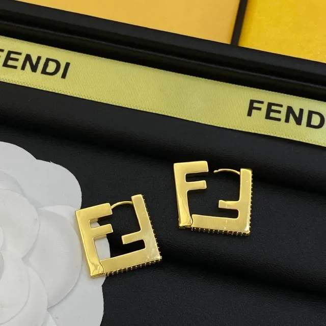 Fendi FF Logo সোনালি পেভ ক্রিস্টাল বর্গাকার পেন্ডেন্ট নেকলেস 4