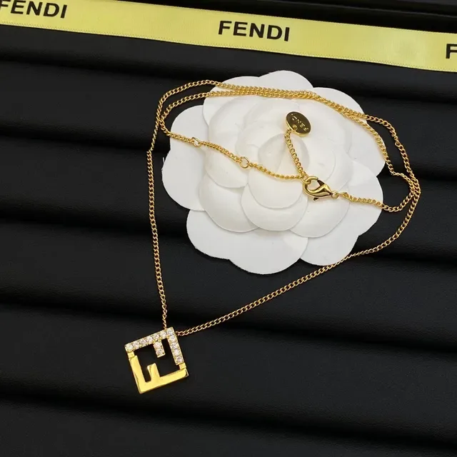 Fendi FF Logo সোনালি পেভ ক্রিস্টাল বর্গাকার পেন্ডেন্ট নেকলেস 5
