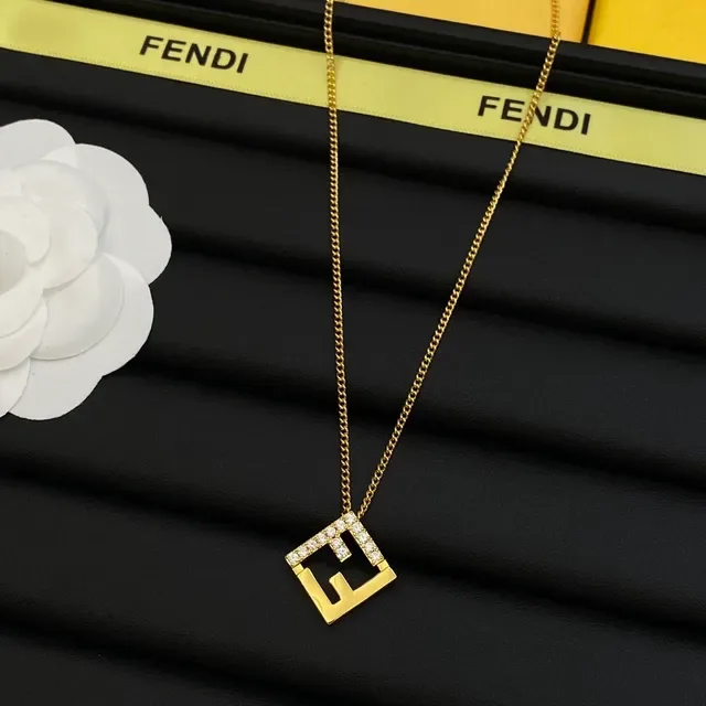 Fendi FF Logo সোনালি পেভ ক্রিস্টাল বর্গাকার পেন্ডেন্ট নেকলেস 6