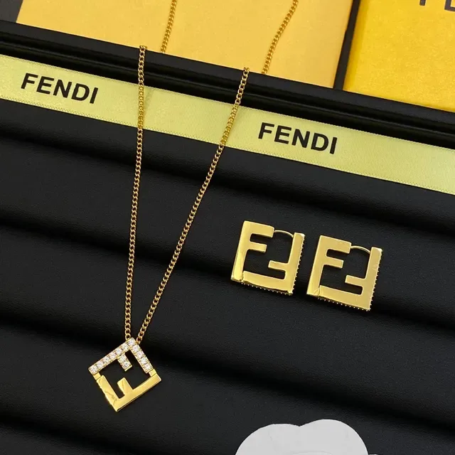 Fendi FF Logo সোনালি পেভ ক্রিস্টাল বর্গাকার পেন্ডেন্ট নেকলেস 7