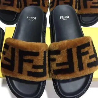 Fendi Mules en Fourrure Beige et Noir Sangle Shearling