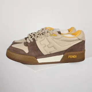 Fendi 生活方式运动鞋 米白色棕色 分层麂皮和皮革鞋面 压印 FF 图案 生活方式运动鞋