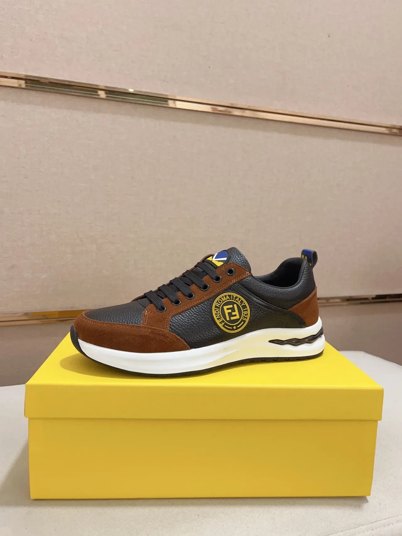 Fendi Lifestyle Sneaker Noir Marron Bloqué de Couleur Cuir Et Daim circulaire FF Logo Médaillon Lifestyle Sneakers 1