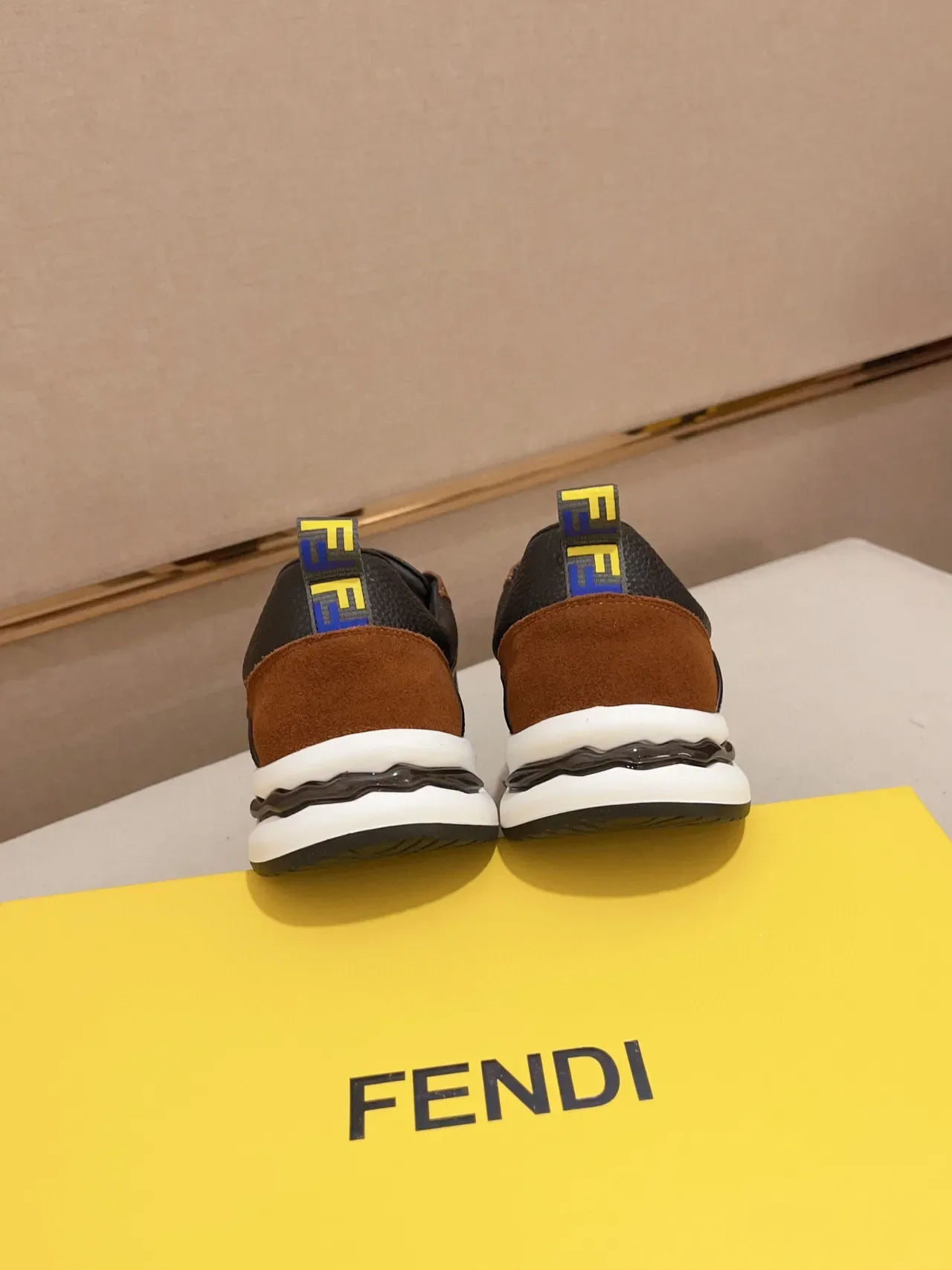 Fendi Lifestyle Sneaker Noir Marron Bloqué de Couleur Cuir Et Daim circulaire FF Logo Médaillon Lifestyle Sneakers 3