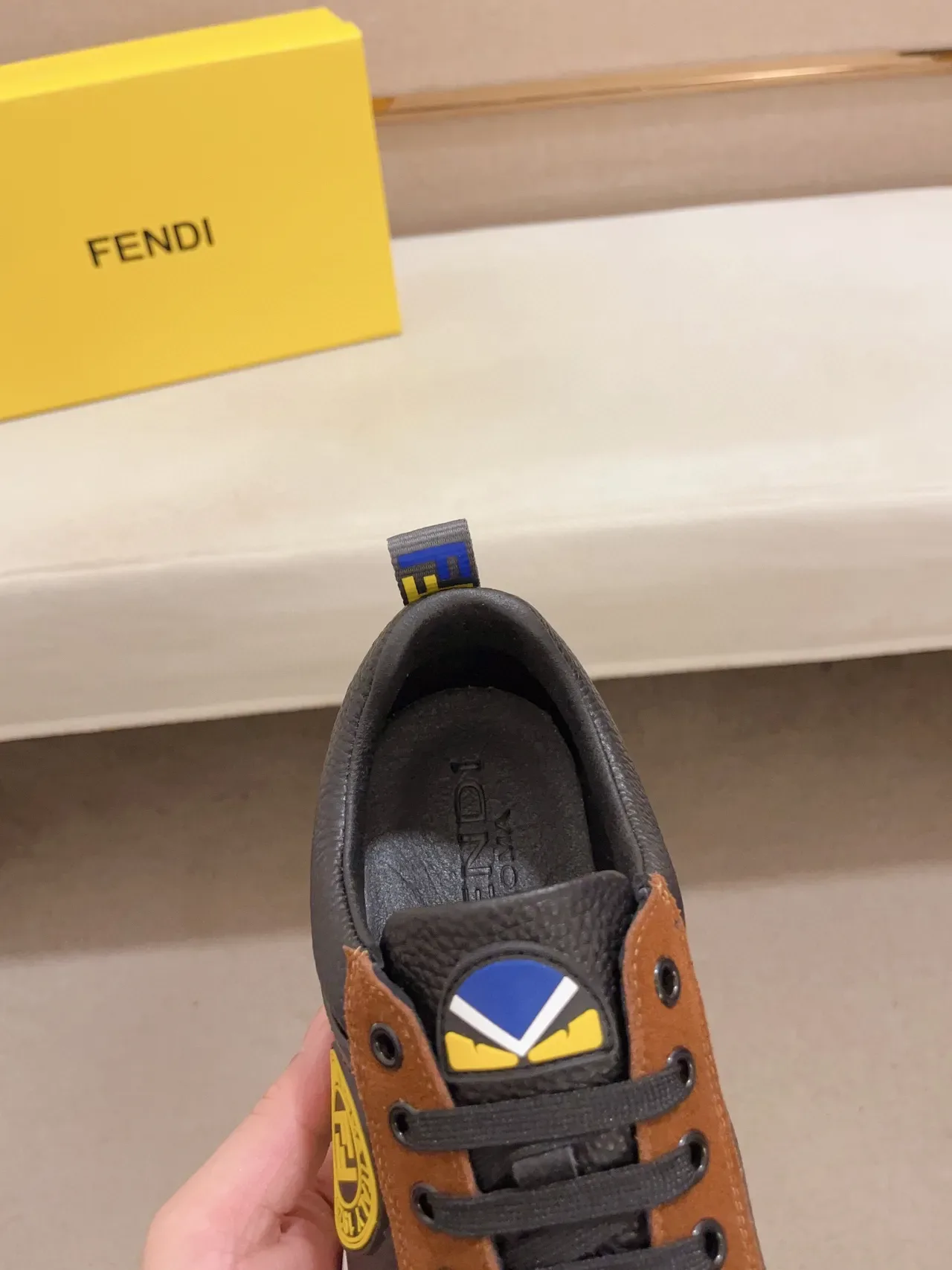 Fendi Lifestyle Sneaker Noir Marron Bloqué de Couleur Cuir Et Daim circulaire FF Logo Médaillon Lifestyle Sneakers 4