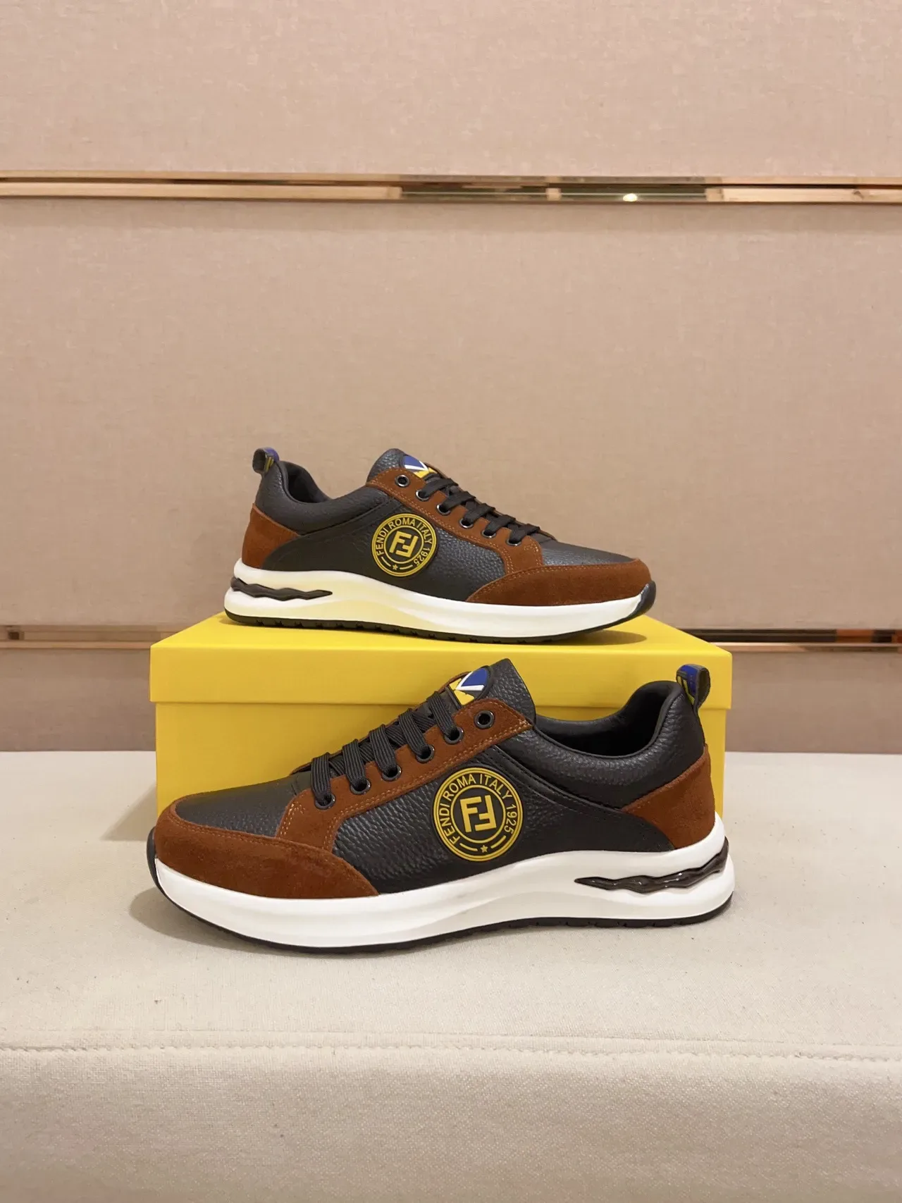 Fendi Lifestyle Sneaker Noir Marron Bloqué de Couleur Cuir Et Daim circulaire FF Logo Médaillon Lifestyle Sneakers 5