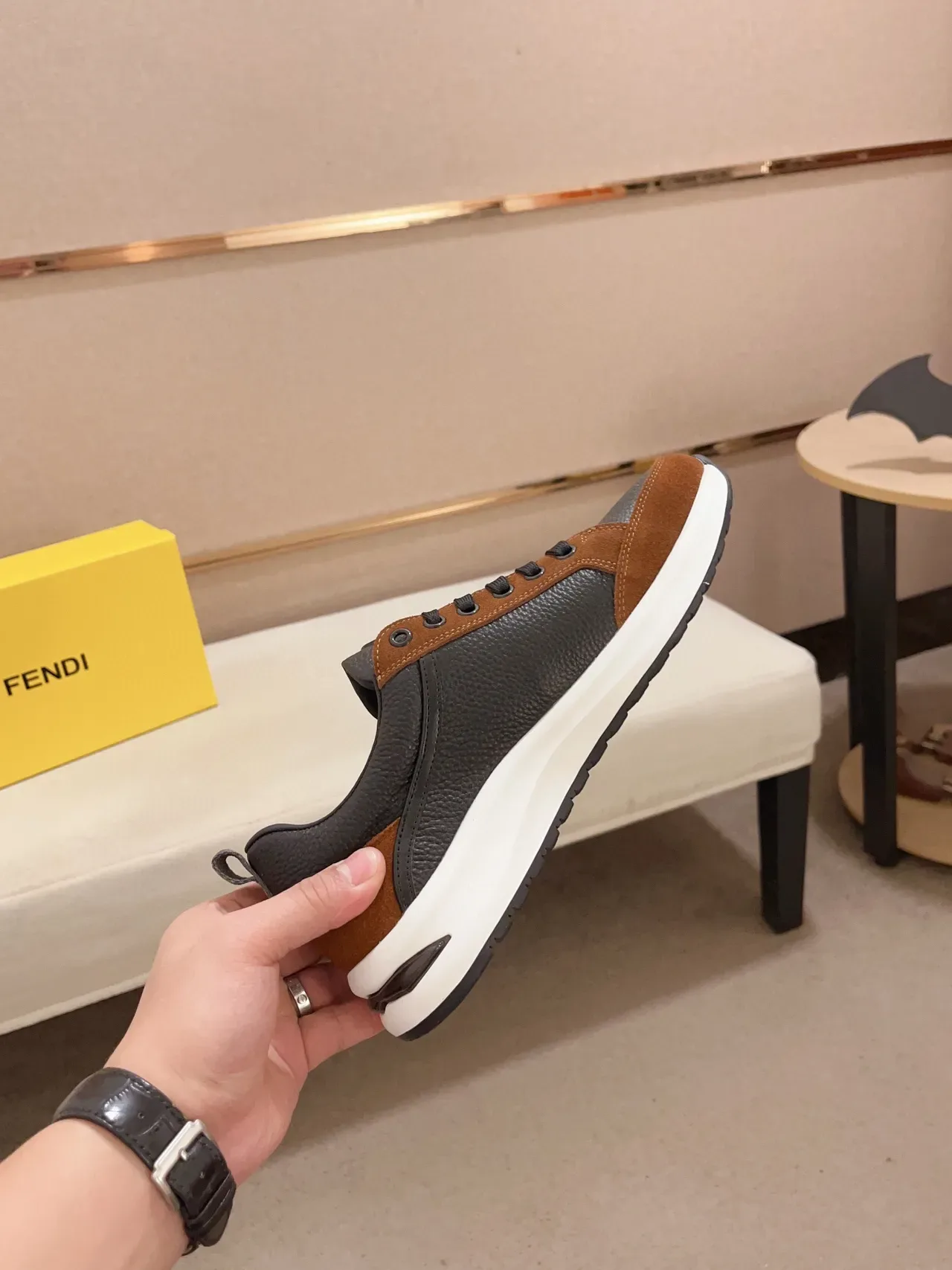 Fendi Lifestyle Sneaker Noir Marron Bloqué de Couleur Cuir Et Daim circulaire FF Logo Médaillon Lifestyle Sneakers 6