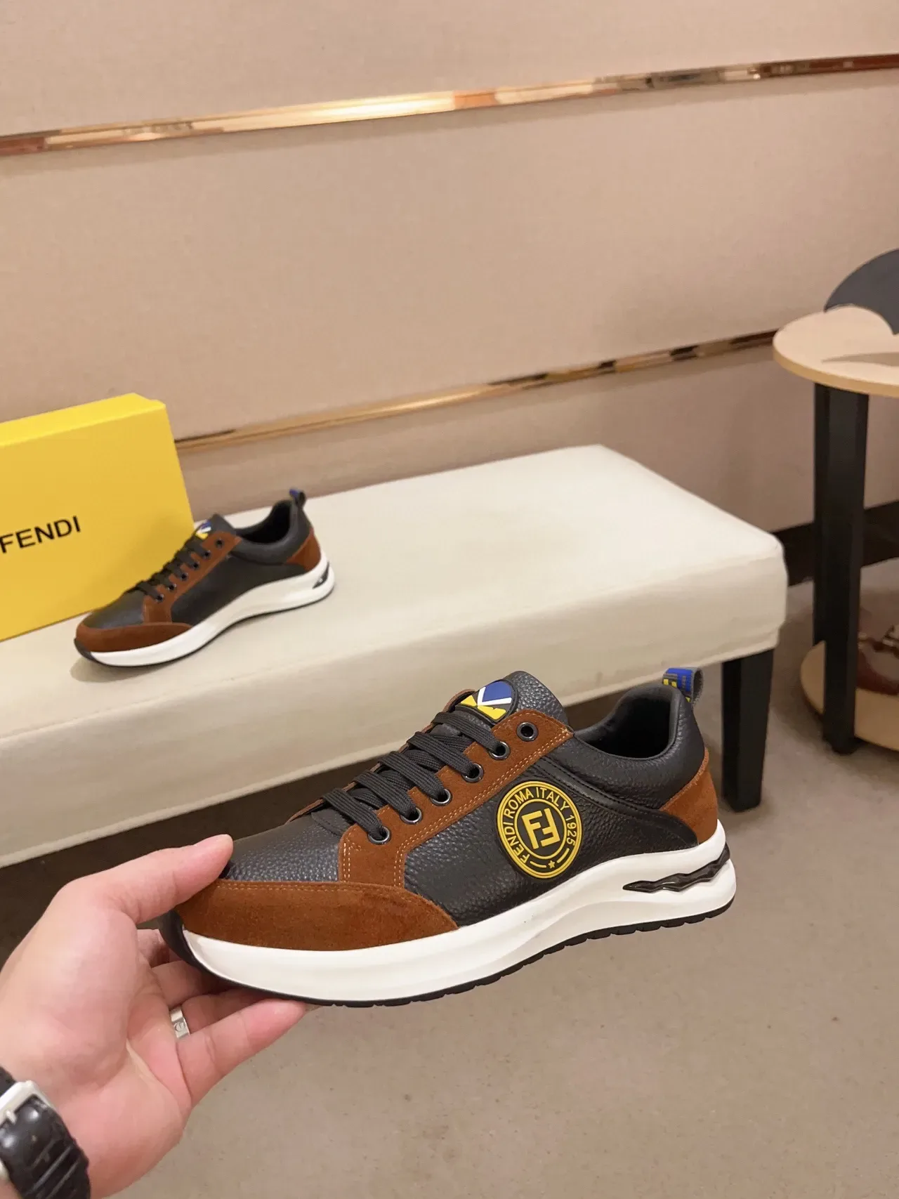 Fendi Lifestyle Sneaker Noir Marron Bloqué de Couleur Cuir Et Daim circulaire FF Logo Médaillon Lifestyle Sneakers 8