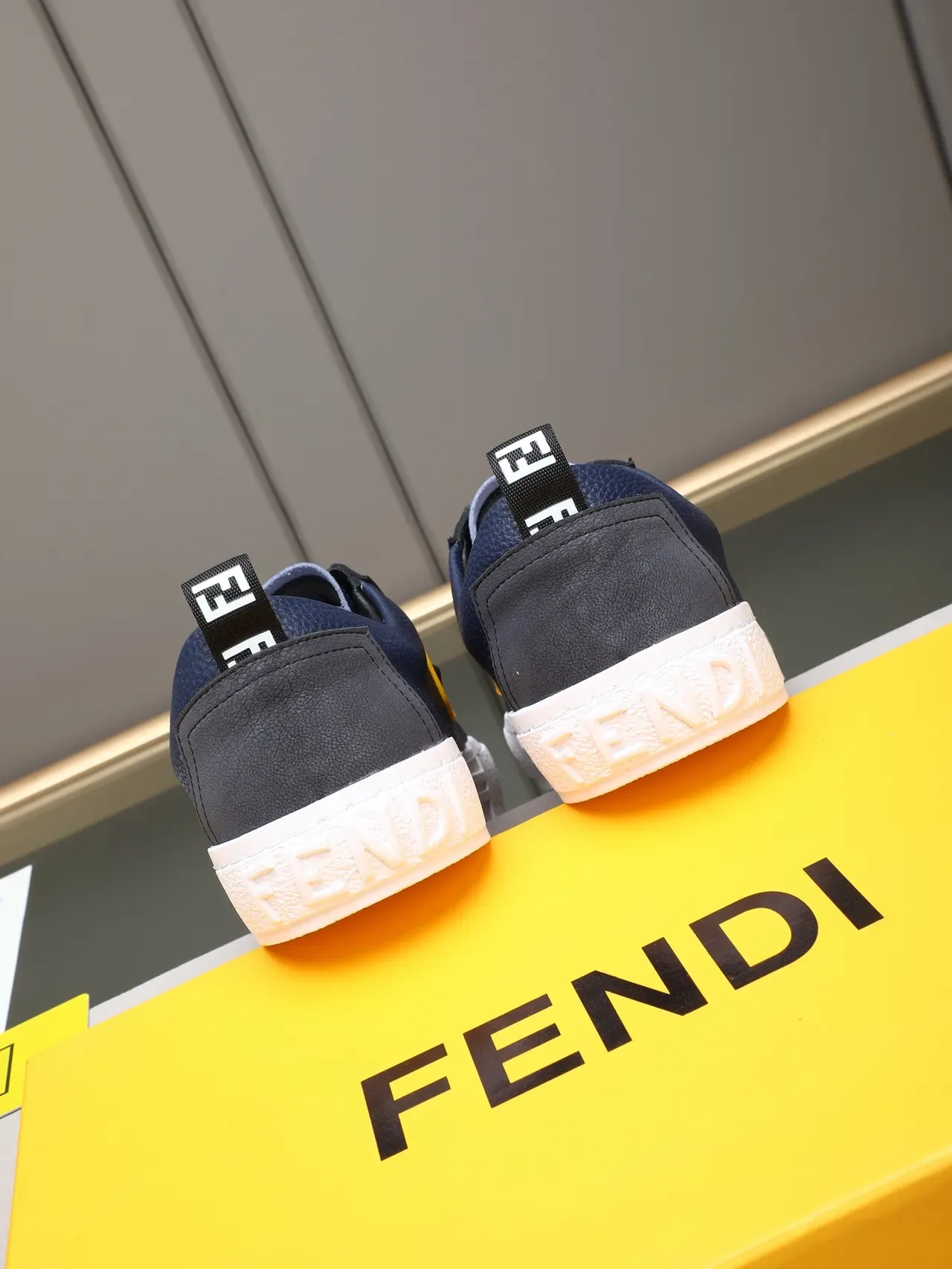 Fendi Monster Eye أزرق بحري وأصفر أحذية رياضية أسلوب حياة 4