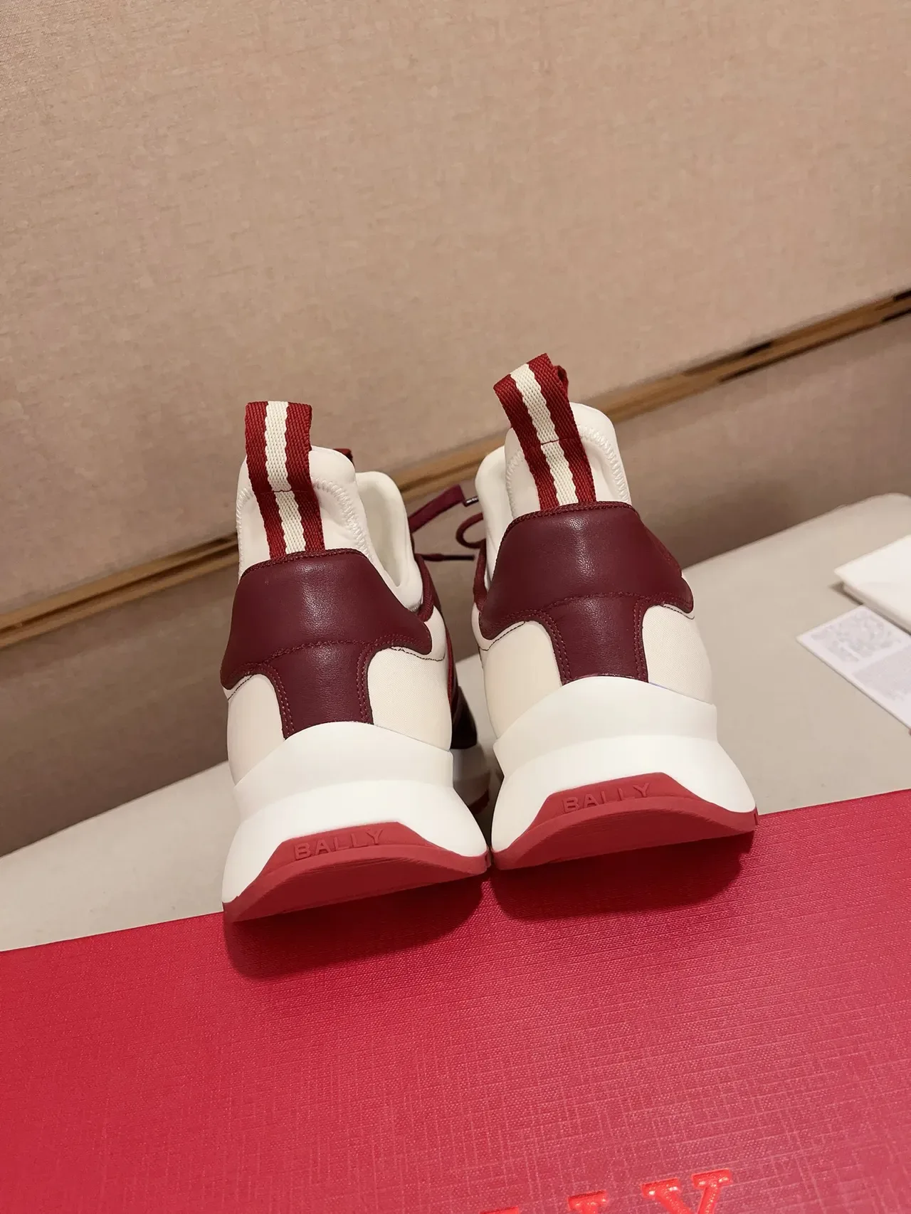 Bally Sneakers Bordeaux Blanc Cuir et Synthétique Panelées Rayées Accent Latéral 3
