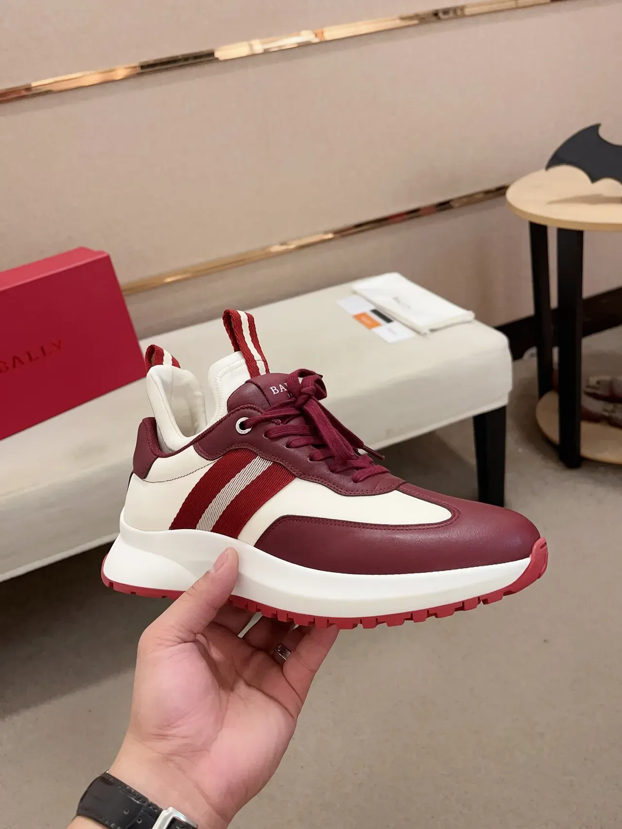 Bally Sneakers Bordeaux Blanc Cuir et Synthétique Panelées Rayées Accent Latéral 4