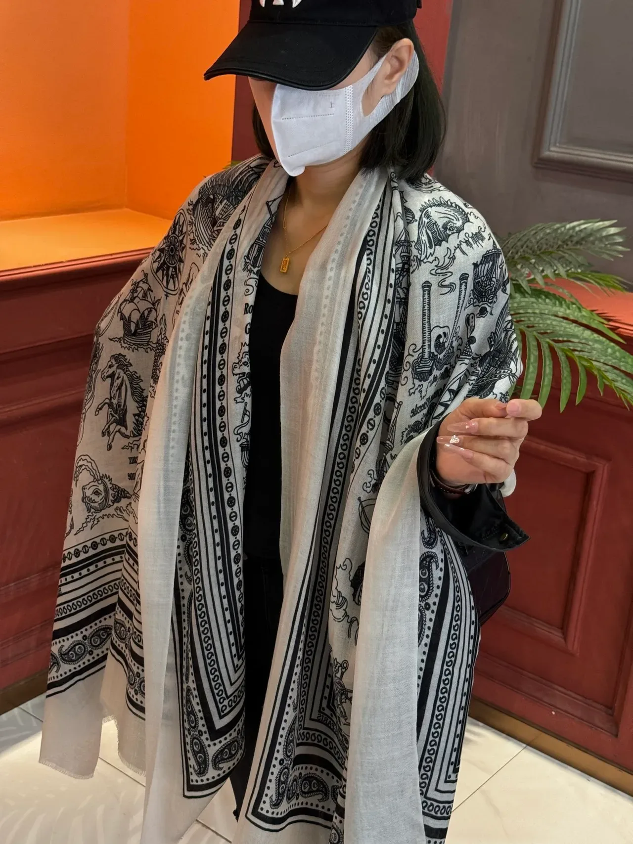 বেইজ কালো চিত্রিত নৌচল পেইসলি বর্ডার স্কার্ফ 2