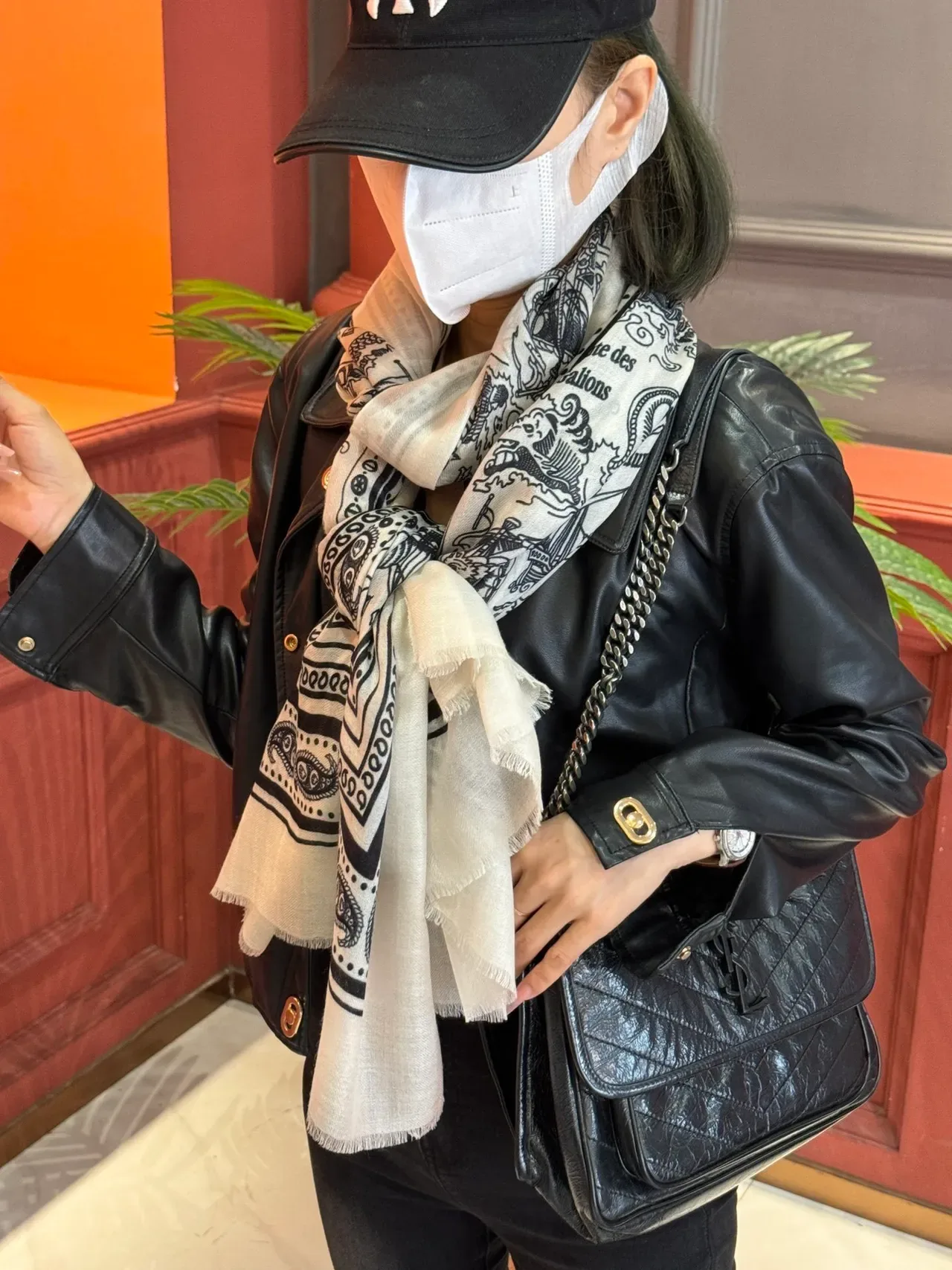 বেইজ কালো চিত্রিত নৌচল পেইসলি বর্ডার স্কার্ফ 4