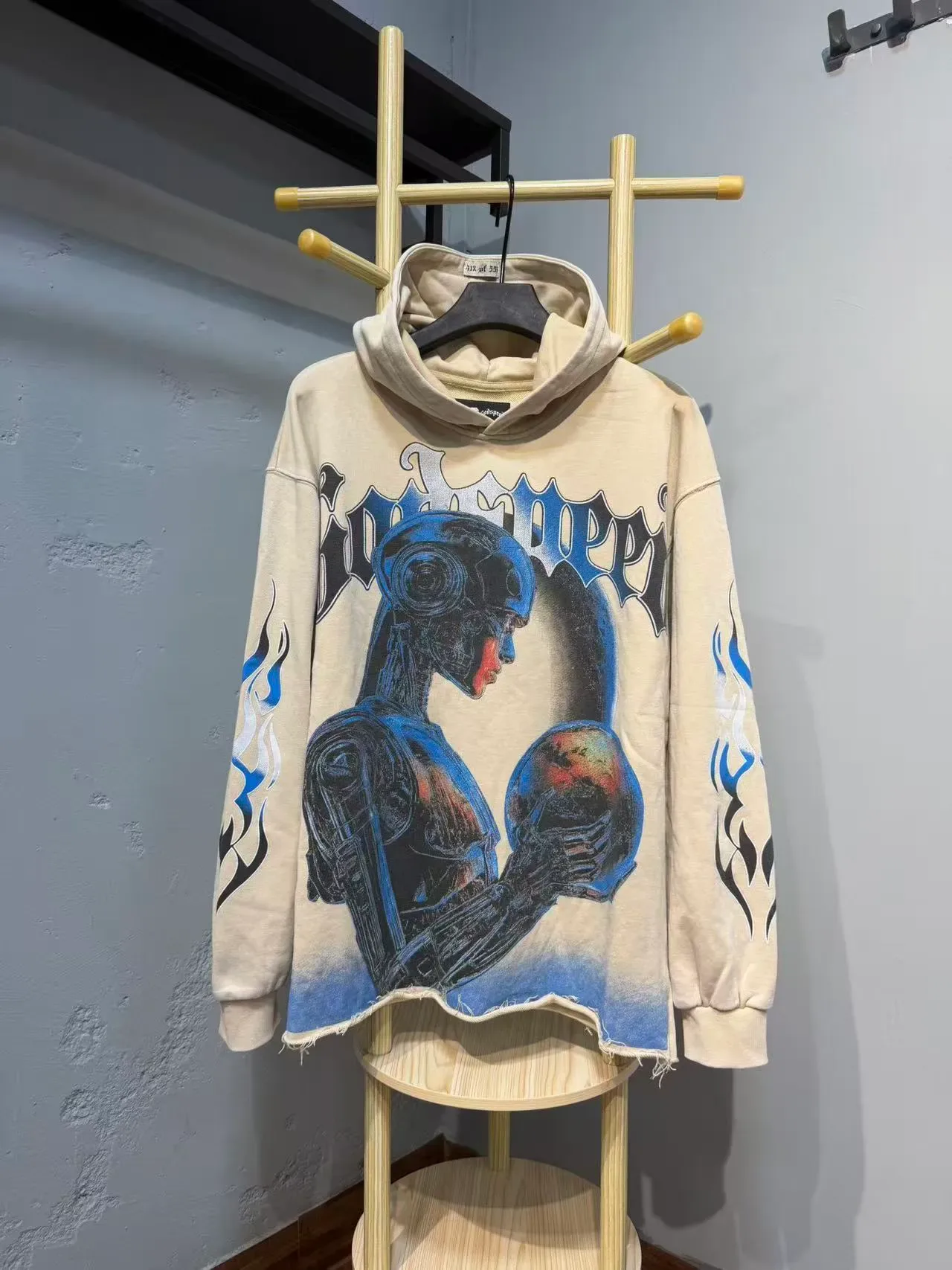 Hoodie Beige et Bleu Oversized avec Impression Graphique Avant et Arrière 6